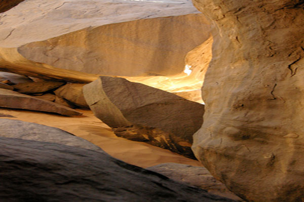 photo d'une grotte à tamanrasset photos d'une grotte dans le desert de tamanrasset en algérie