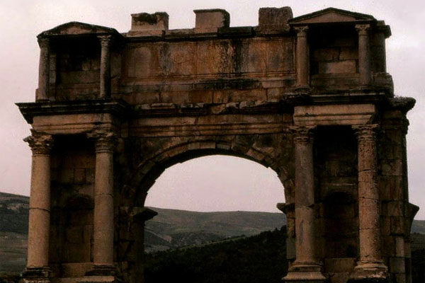 photo des vestiges romains Arc Caracalla de Djemila en Algérie photos des vestiges romains arc caracalla de djemila en algérie