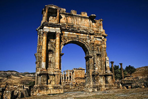 photo des vestiges romains Arc Caracalla de Djemila en Algérie photos des vestiges romains arc caracalla de djemila en algérie
